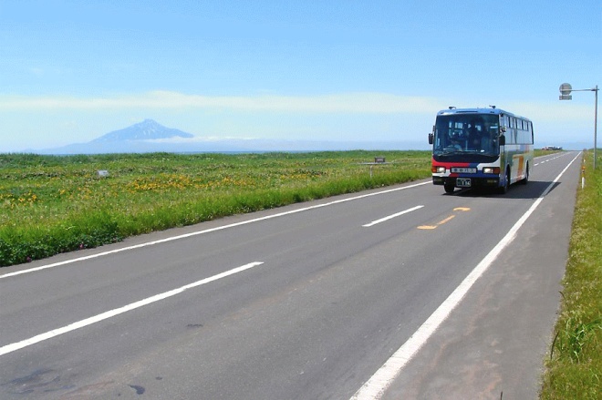 サロベツ原野を走る路線バスの写真