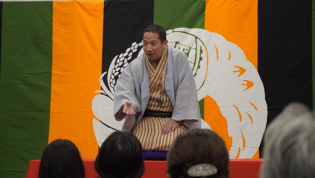 落語で会場沸かす