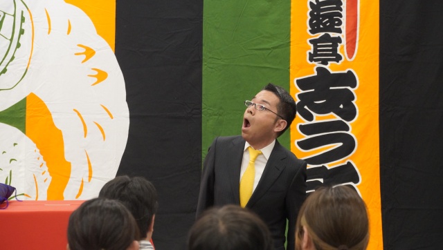 落語で会場沸かす